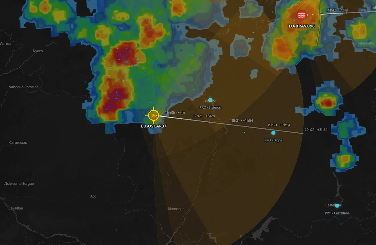 Trajectoire prévue d'un orage sur la carte Storm Predict, avec les heures de passage jusqu'à près de 4 heures et le cône d'incertitude
